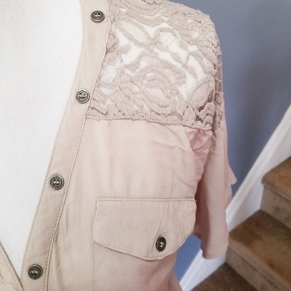 Tan Button Up S/S Blouse with Lace Back & Pockets - Picture 5 of 8